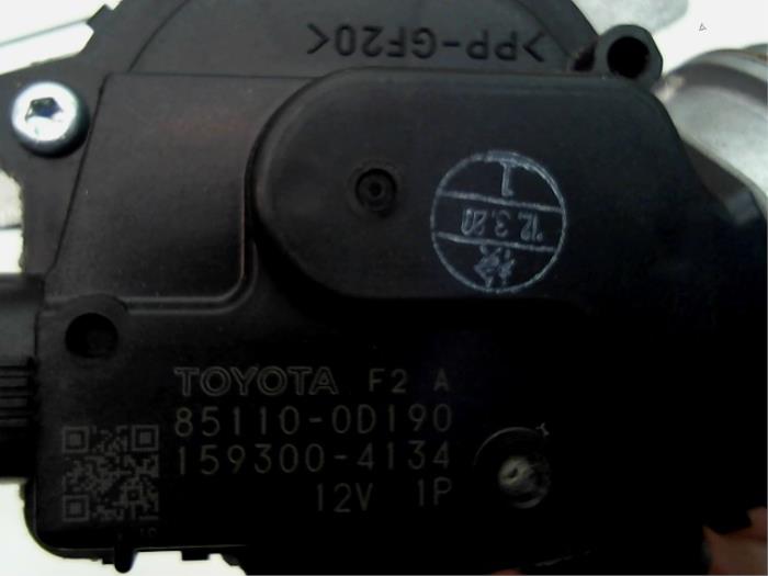 Mecanismo y motor de limpiaparabrisas de un Toyota Yaris III (P13) 1.33 16V Dual VVT-I 2012