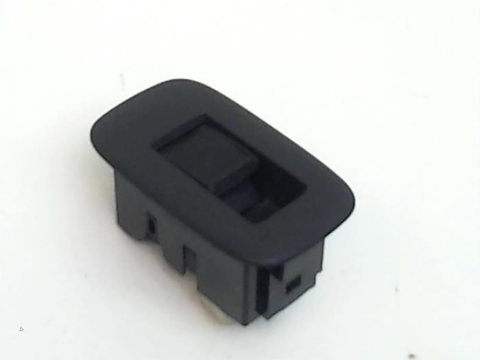 Usados Interruptor de ventanilla eléctrica Toyota Auris (E15) 1.6 Dual VVT-i 16V Precio € 15,75 Norma de margen ofrecido por Japoto Parts B.V.