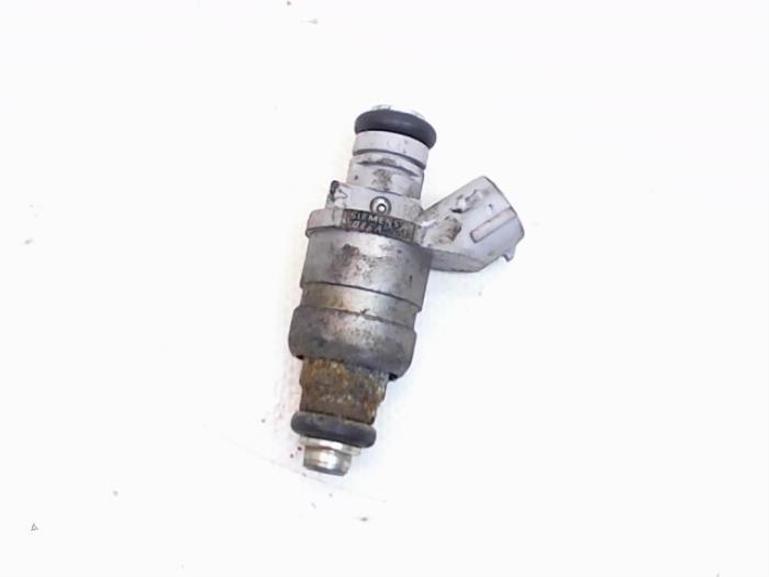 Injector (petrol injection) from a Mitsubishi Colt 1.5 16V 2009