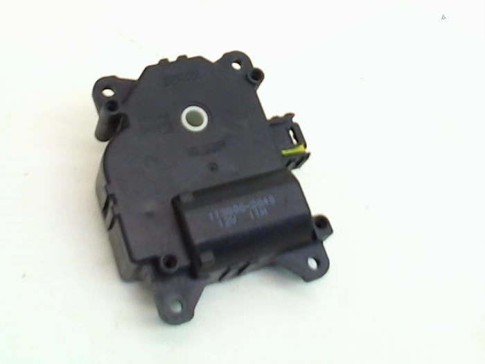 Electric heater valve from a Mitsubishi Colt (Z2/Z3) 1.5 16V CZ3 2007