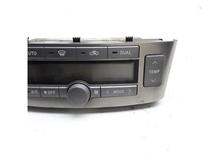 Heater control panel from a Toyota Avensis Wagon (T25/B1E) 2.0 16V D-4D-F 2008