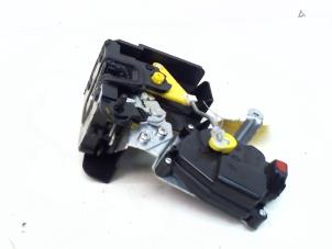 Usagé Serrure arrière gauche Kia Rio II (DE) 1.5 CRDi VGT 16V Prix € 29,99 Règlement à la marge proposé par Japoto Parts B.V.