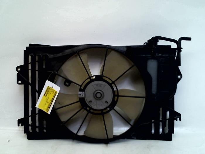 Cooling fans from a Toyota Corolla Verso (E12) 1.6 16V VVT-i 2003