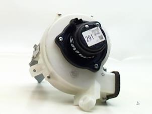 Usados Motor de ventilador de calefactor Toyota Prius (NHW20) 1.5 16V Precio € 65,00 Norma de margen ofrecido por Japoto Parts B.V.