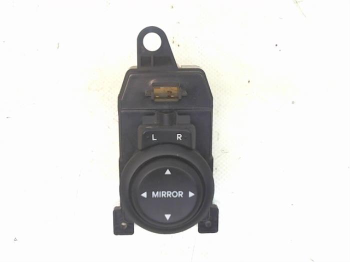 Używane Przelacznik lusterka Hyundai i20 1.2i 16V Cena € 10,45 Procedura marży oferowane przez Japoto Parts B.V.