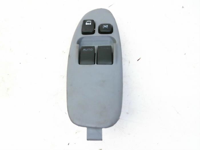 Usados Interruptor combinado de ventanillas Nissan Almera Tino (V10M) 1.8 16V Precio € 15,70 Norma de margen ofrecido por Japoto Parts B.V.