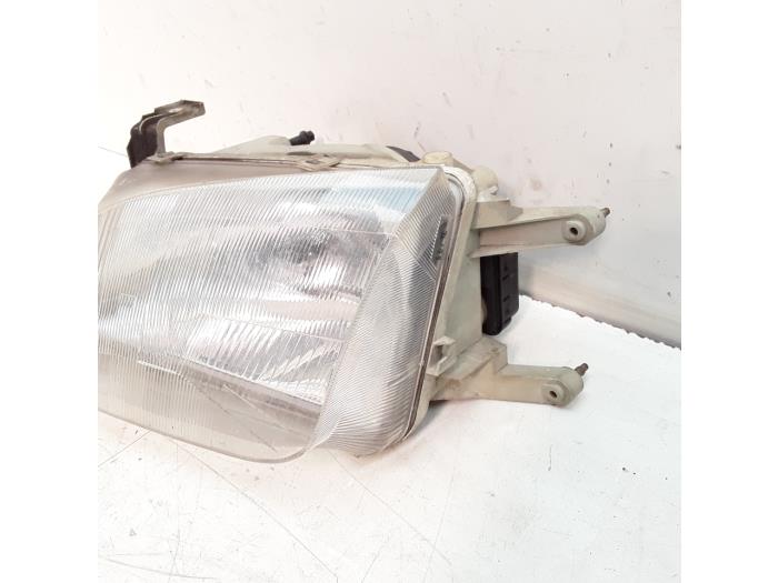 Headlight, left from a Suzuki Swift (SF310/413) 1.0i 1998