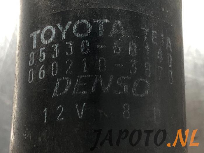 Scheibensprüherpumpe hinten van een Toyota Avensis Verso (M20) 2.0 16V VVT-i D-4 2002