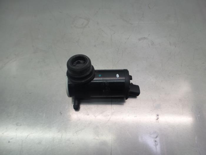 Rear screen washer pump from a Kia Sportage (SL) 1.6 GDI 16V 4x2 2015