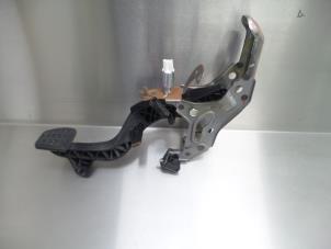 Used Clutch pedal Toyota Urban Cruiser 1.33 Dual VVT-I 16V 2WD Price € 75,00 Margin scheme offered by Japoto Parts B.V.