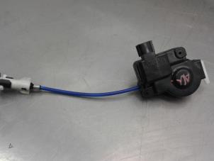 Usados Motor de bloqueo de la tapa del depósito de combustible Lexus IS (E2) 250 2.5 V6 24V Precio € 19,99 Norma de margen ofrecido por Japoto Parts B.V.