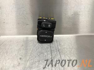Usados Interruptor de retrovisor Toyota Avensis Verso (M20) 2.0 16V VVT-i D-4 Precio € 15,00 Norma de margen ofrecido por Japoto Parts B.V.