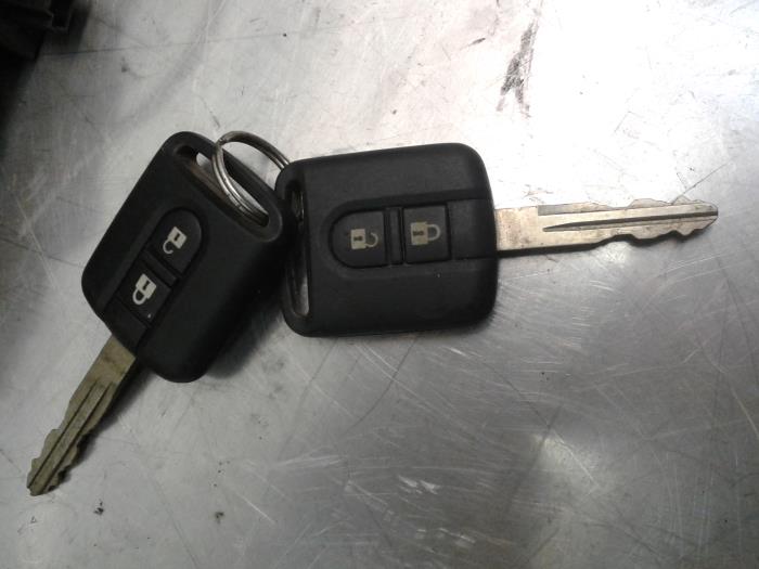 Ignition lock + computer from a Nissan X-Trail (T31) 2.0 16V XE,SE,LE 4x4 2007