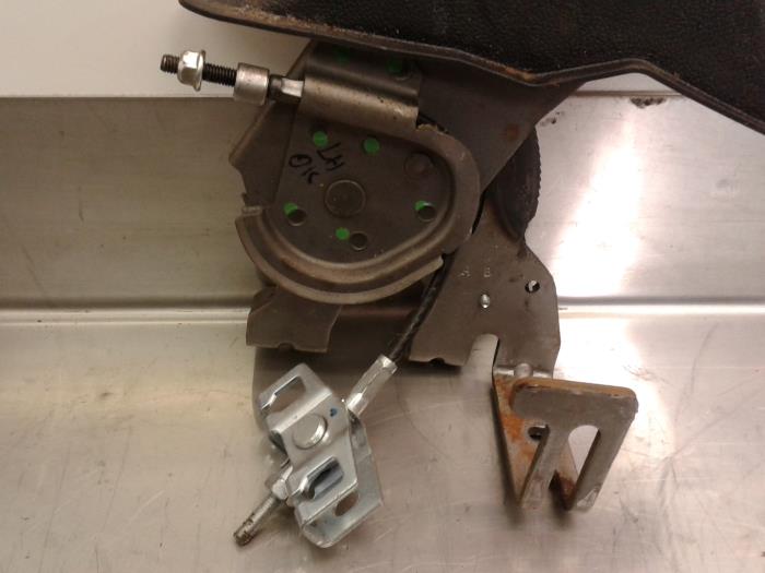 Parking brake lever from a Hyundai i20 1.6 CRDi 16V VGT 2010