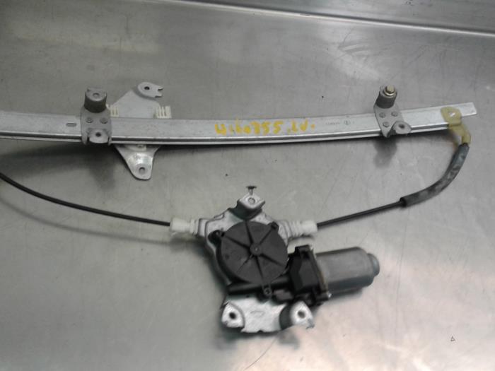 Window mechanism 4-door, front left from a Nissan Almera Tino (V10M) 2.2 Di 16V HP 2004
