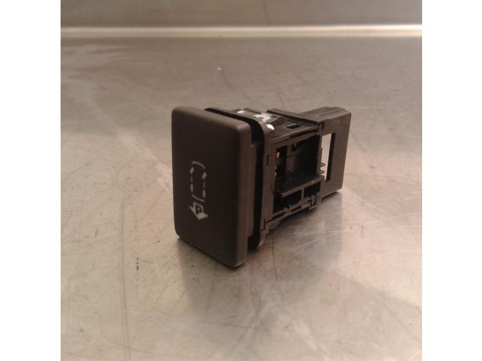 Usados Interruptor Toyota Prius Plus (ZVW4) 1.8 Hybrid 16V Precio € 13,70 Norma de margen ofrecido por Japoto Parts B.V.