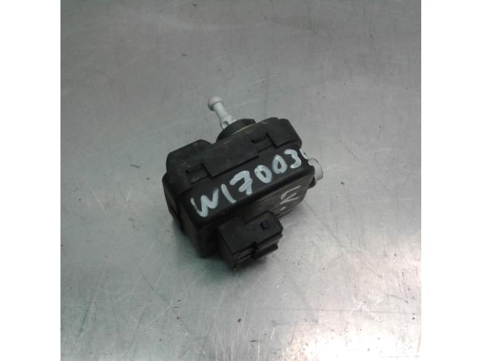 Używane Silnik reflektora Nissan Note (E11) 1.5 dCi 86 Cena € 10,45 Procedura marży oferowane przez Japoto Parts B.V.