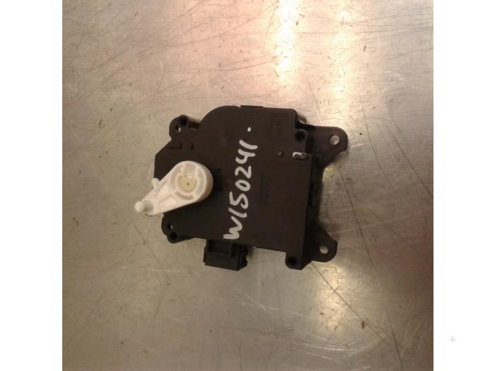 Heater valve motor from a Mitsubishi Colt (Z2/Z3) 1.1 12V 2011