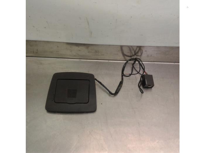 Usados Pantalla Head-up Hyundai i30 (FD) 1.6 CRDi 16V VGT HP Precio € 131,25 Norma de margen ofrecido por Japoto Parts B.V.