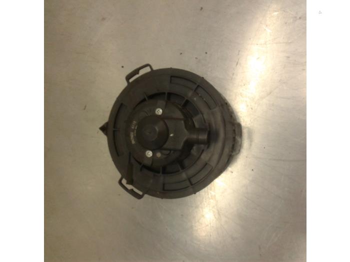 Heating and ventilation fan motor from a Mazda 5 (CR19) 2.0 CiDT 16V Normal Power 2007