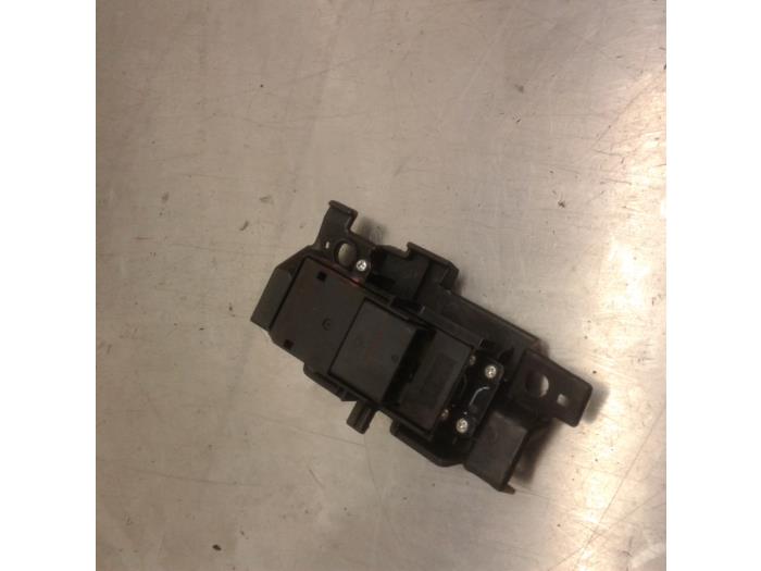 Electric window switch from a Honda CR-V (RE) 2.0 16V 2007