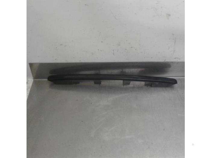 Tailgate handle from a Toyota Corolla Verso (R10/11) 2.2 D-4D 16V 2007