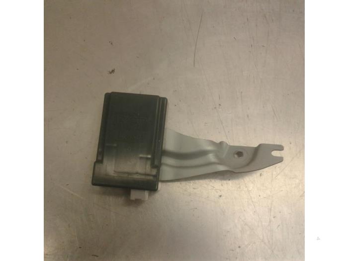Central door locking module from a Lexus IS (E2) 250 2.5 V6 24V 2006