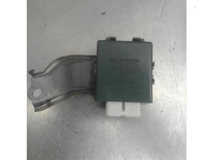 Central door locking module from a Lexus IS (E2) 250 2.5 V6 24V 2006