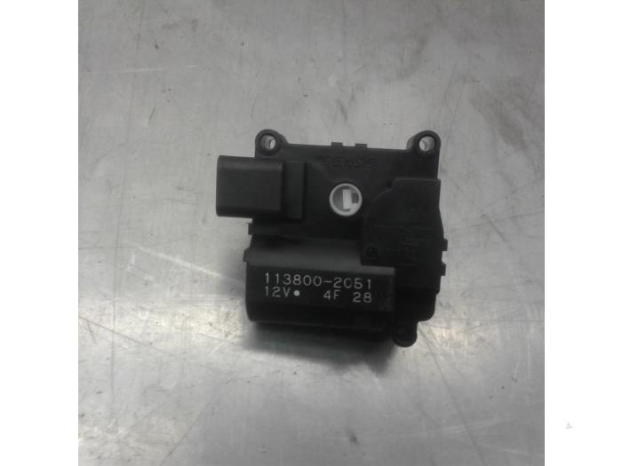 Heater valve motor from a Toyota Avensis Wagon (T25/B1E) 2.0 16V D-4D 2004