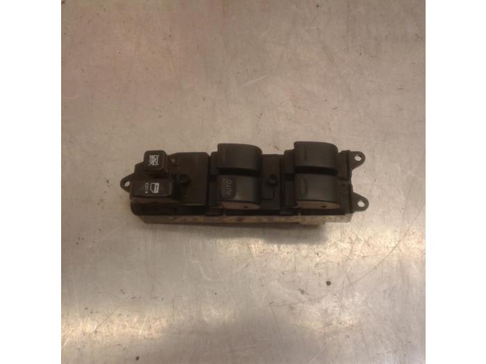 Usados Interruptor combinado de ventanillas Toyota Prius (NHW20) 1.5 16V Precio € 20,95 Norma de margen ofrecido por Japoto Parts B.V.