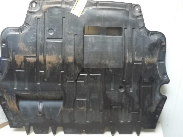 Engine protection panel from a Volkswagen Passat (362) 2.0 TDI 16V 140 2011
