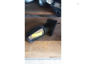Used Wing mirror, left Renault Clio III (BR/CR) 1.2 16V 65 Price € 20,00 Margin scheme offered by Poolman autodemontage