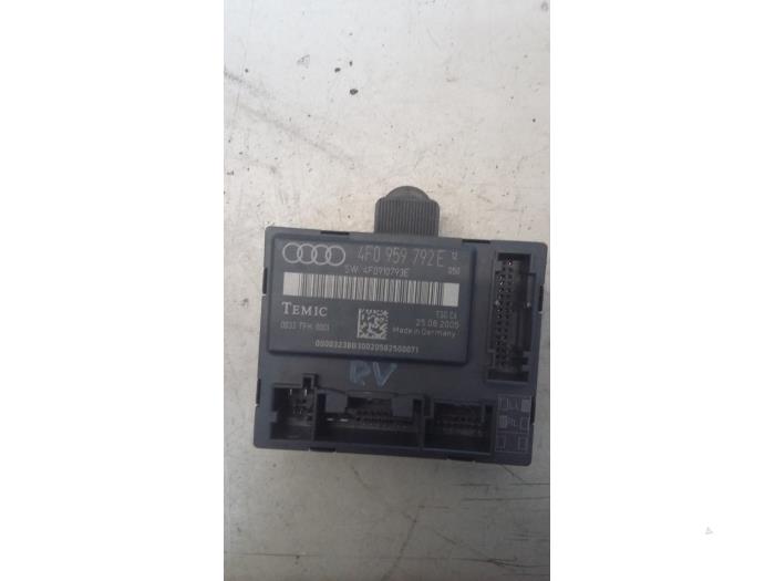 Central door locking module from a Audi A6 Avant (C6)  2006