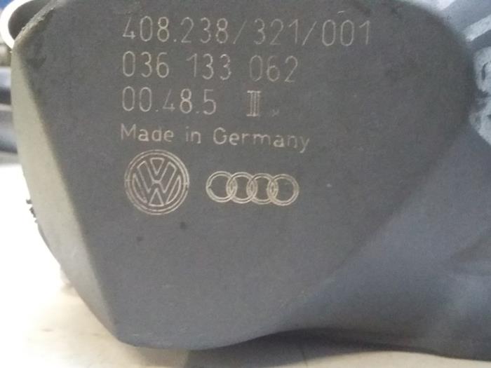 Throttle body from a Volkswagen Golf IV (1J1) 1.4 16V 2004