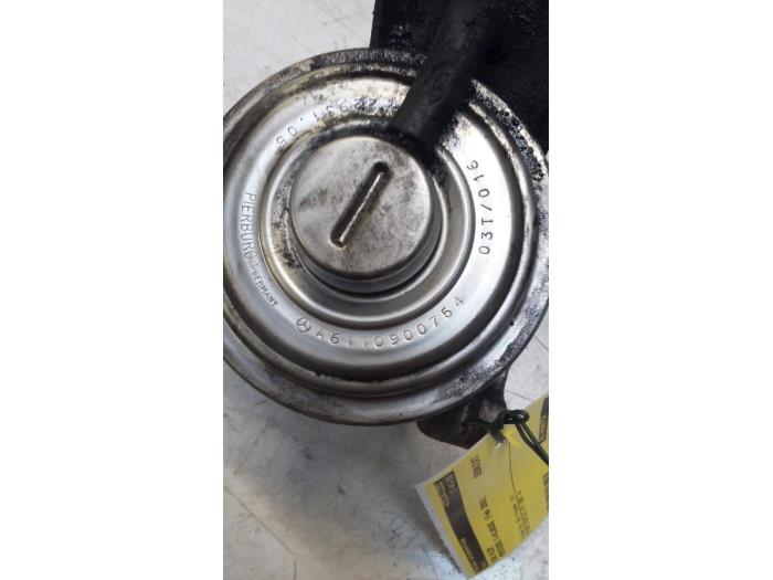 EGR valve from a Mercedes-Benz C Sportcoupé (C203) 2.2 C-220 CDI 16V 2003