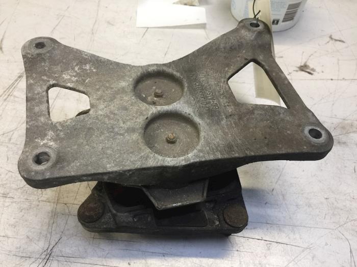 Gearbox mount from a Audi A6 Avant (C6) 2.7 TDI V6 24V 2008