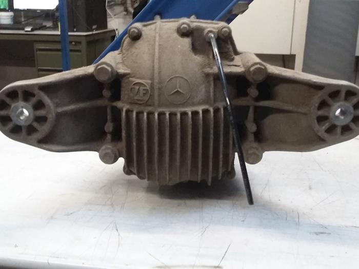 Rear differential from a Mercedes-Benz ML II (164/4JG) 3.0 ML-320 CDI 4-Matic V6 24V 2008