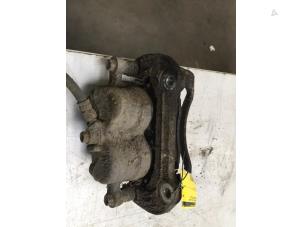 Used Front brake calliper, left Hyundai Santa Fe II (CM) 2.2 CRDi 16V 4x2 Price € 30,00 Margin scheme offered by Poolman autodemontage
