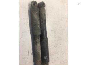 Used Shock absorber kit Iveco New Daily III 35S13 V 2.8 TDI Price € 36,30 Inclusive VAT offered by Poolman autodemontage