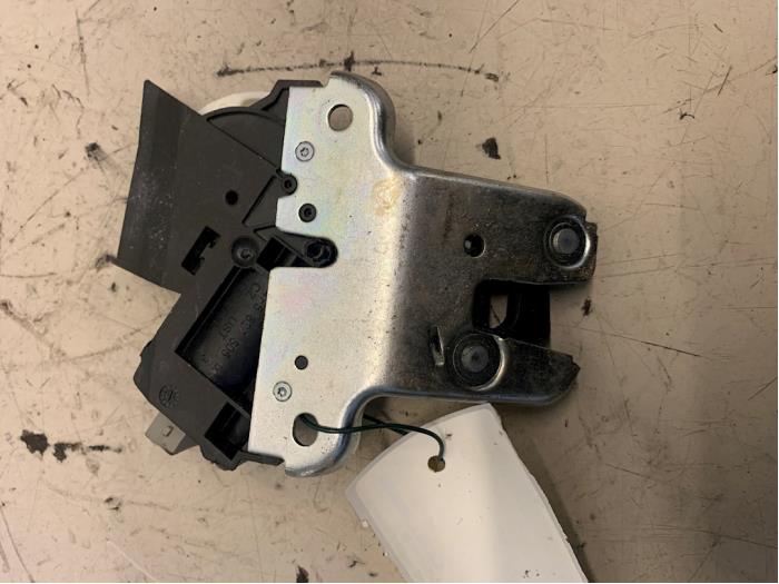Tailgate lock mechanism from a Volkswagen Passat CC (357) 2.0 TDI 16V 170 2012