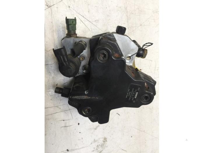 Mechanical fuel pump from a Volvo V70 (SW) 2.4 D5 20V 2006