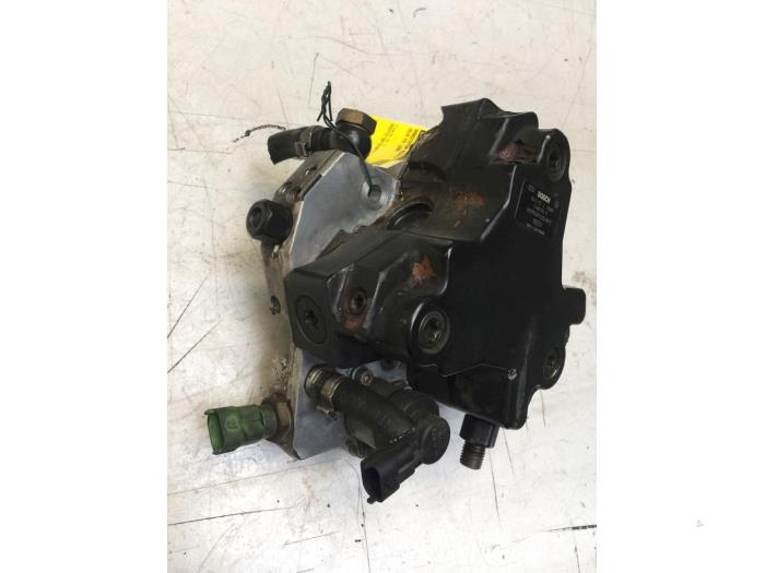 Mechanical fuel pump from a Volvo V70 (SW) 2.4 D5 20V 2006