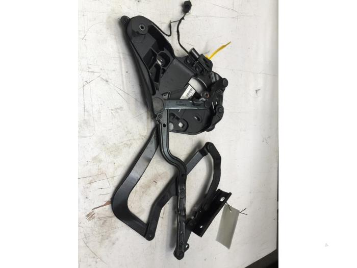 Convertible roof hinge