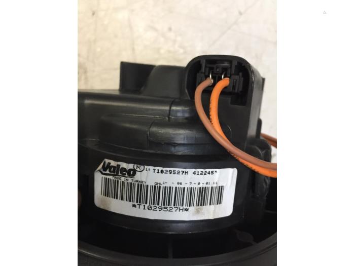 Heating and ventilation fan motor from a Renault Clio IV (5R) 0.9 Energy TCE 90 12V 2017
