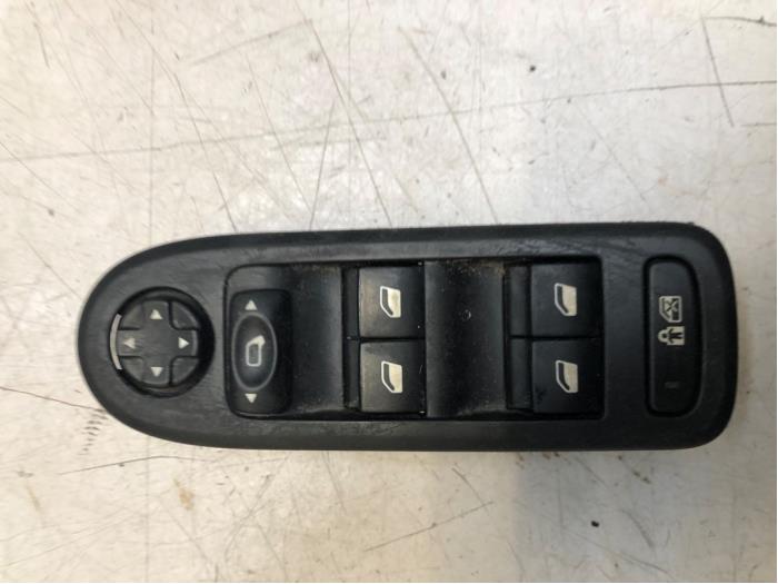 Electric window switch from a Peugeot 308 SW (4E/H) 1.6 HDiF 16V 2010