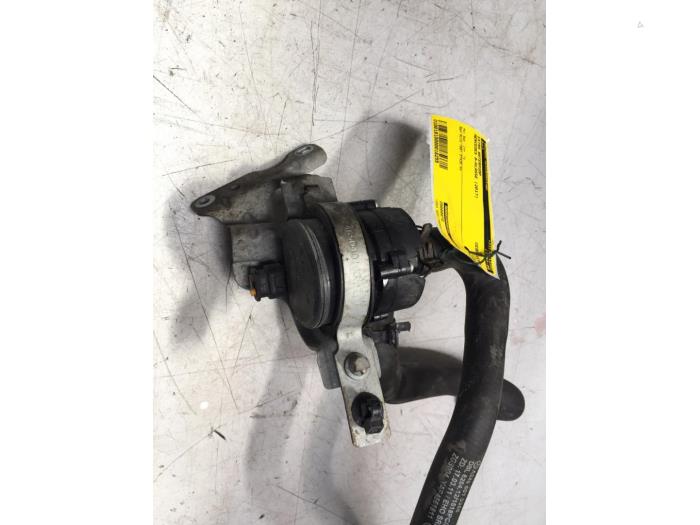 Begagnade Extra vattenpump Mercedes A (W176) 2.0 A-250 Turbo 16V Pris € 30,00 Marginaltabell erbjuds av Poolman autodemontage
