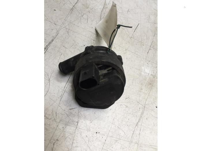 Begagnade Extra vattenpump Mercedes A (W176) 2.0 A-250 Turbo 16V Pris € 30,00 Marginaltabell erbjuds av Poolman autodemontage