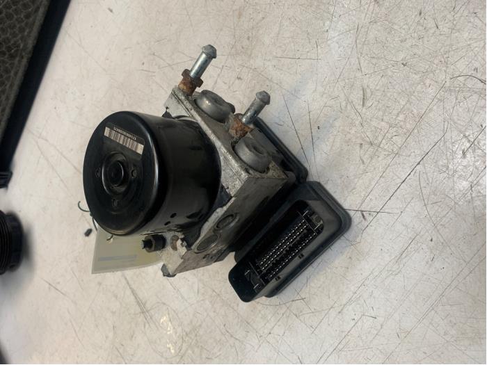 ABS pump from a Jeep Patriot (MK74) 2.0 CRD 16V 4x4 2008