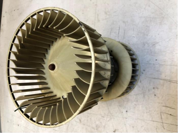 Heating and ventilation fan motor from a BMW 5 serie (E39) 520i 24V 2001