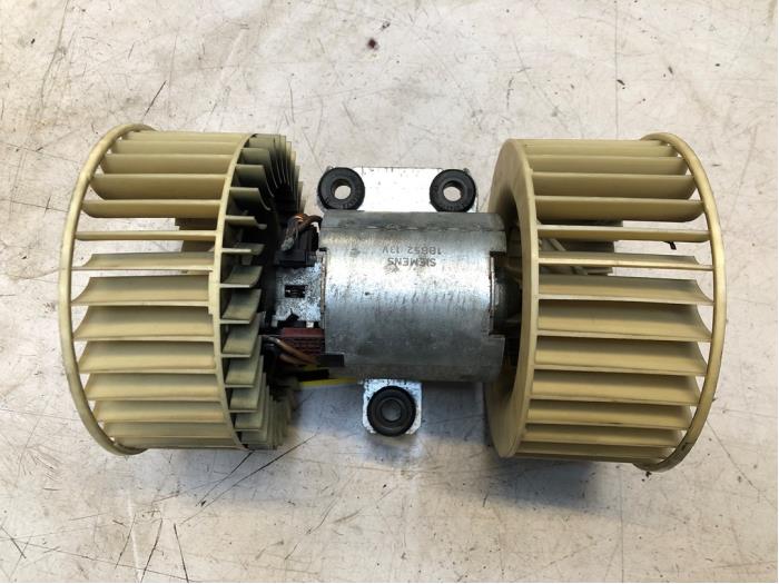 Heating and ventilation fan motor from a BMW 5 serie (E39) 520i 24V 2001